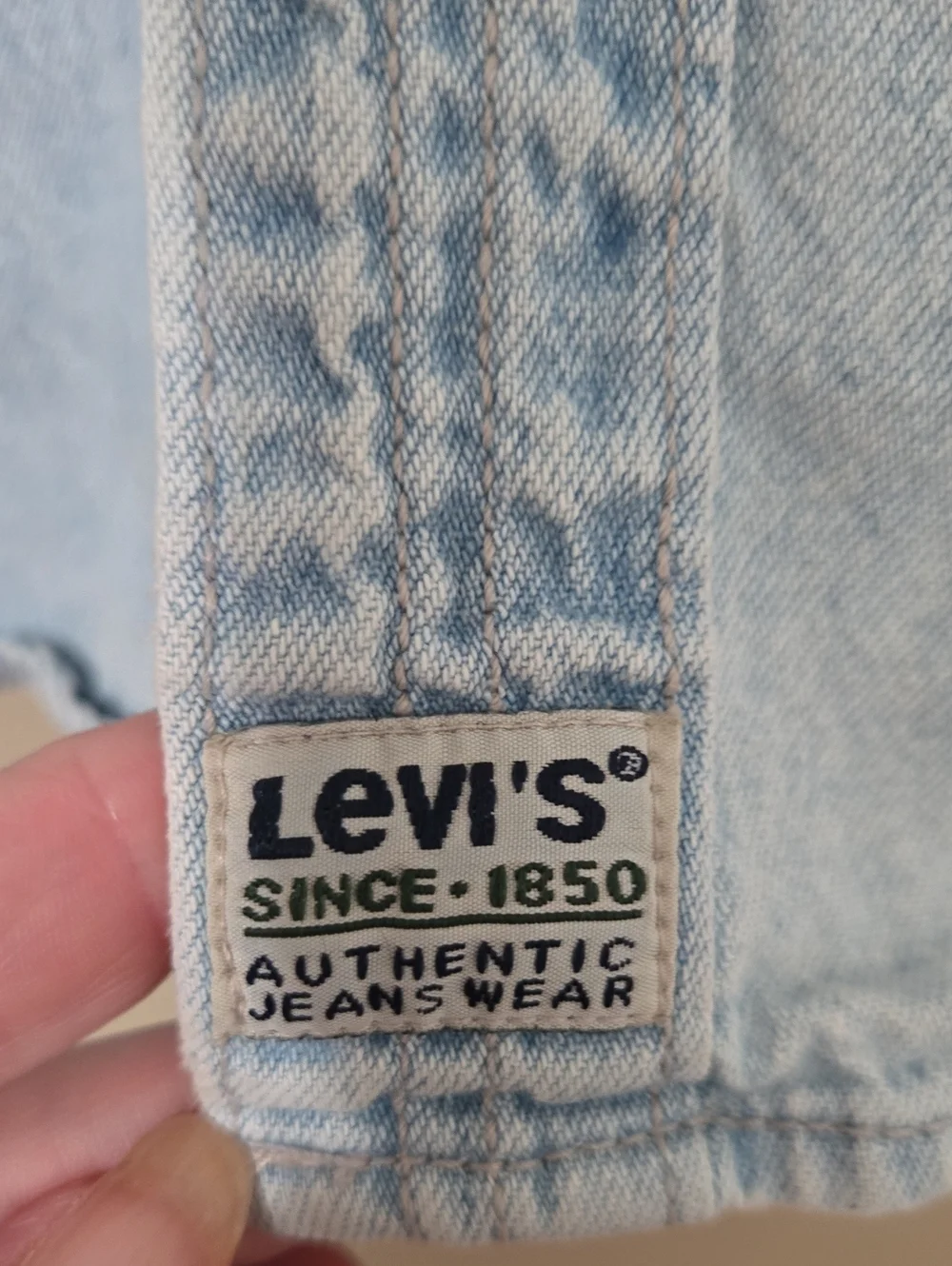 Vintage Men's Levi's Light Blue Denim Sleeveless Button-Up Shirt Size Large